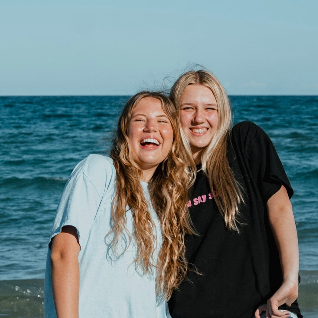 SEA SKY SHORE TSHIRT WHITE LETTERS