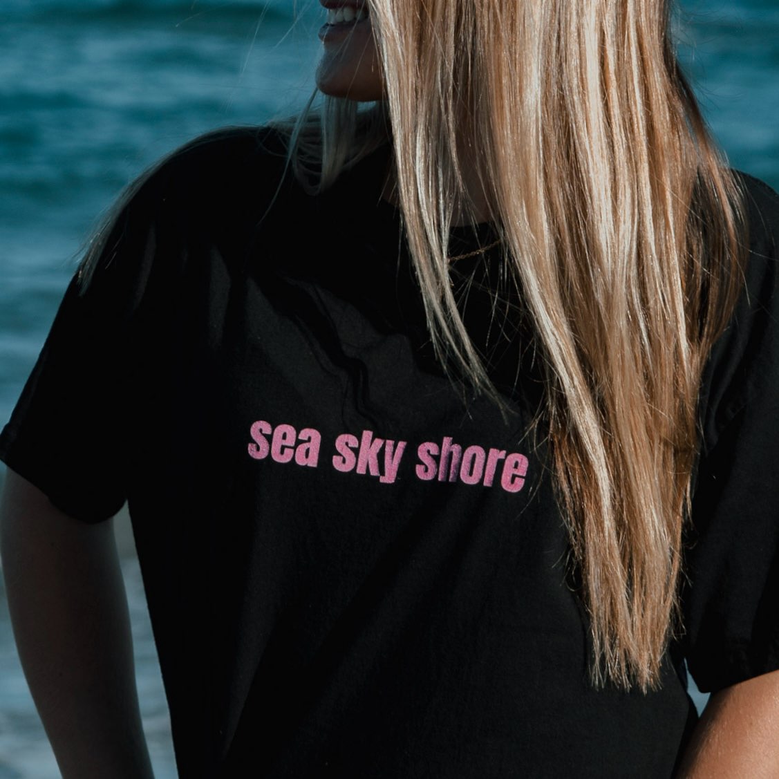 SEA SKY SHORE TSHIRT PINK LETTERS