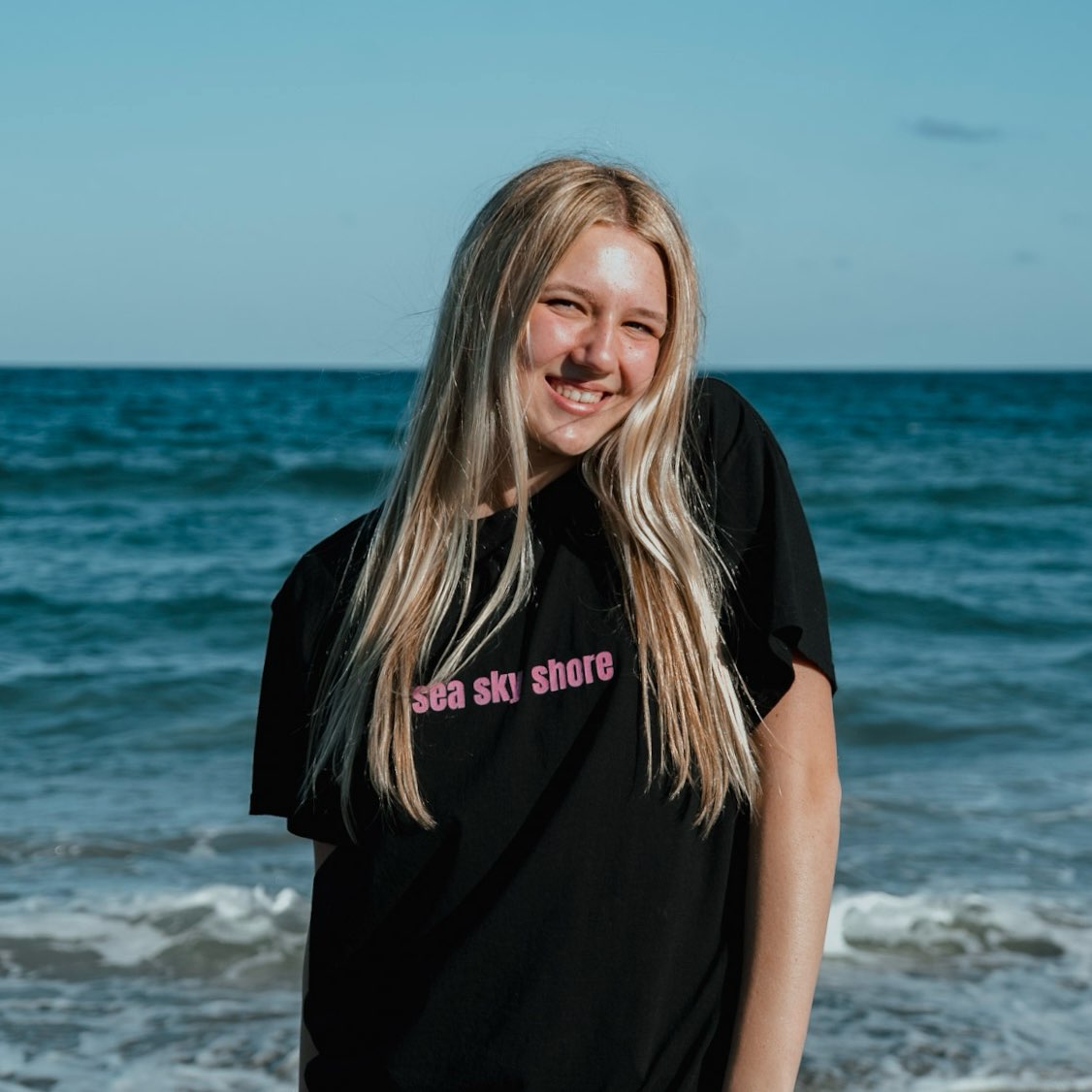 SEA SKY SHORE TSHIRT PINK LETTERS